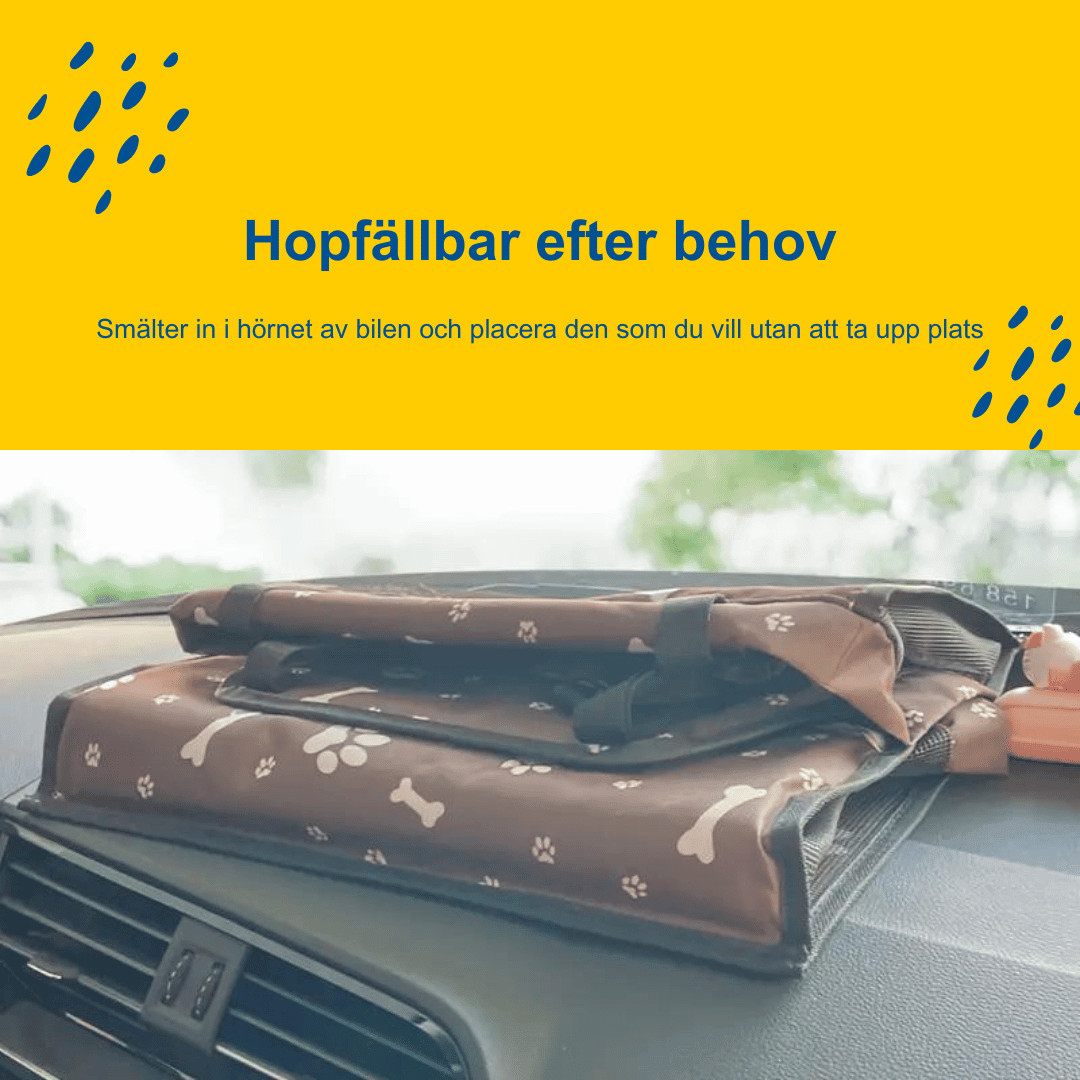 En hopfällbar bilsits för husdjur i brunt med vita tassavtryck. Bilsitsen är placerad på instrumentbrädan i en bil. Texten "Hopfällbar efter behov Smälter in i hörnet av bilen och placera den som du vill utan att ta upp plats" finns i bilden.