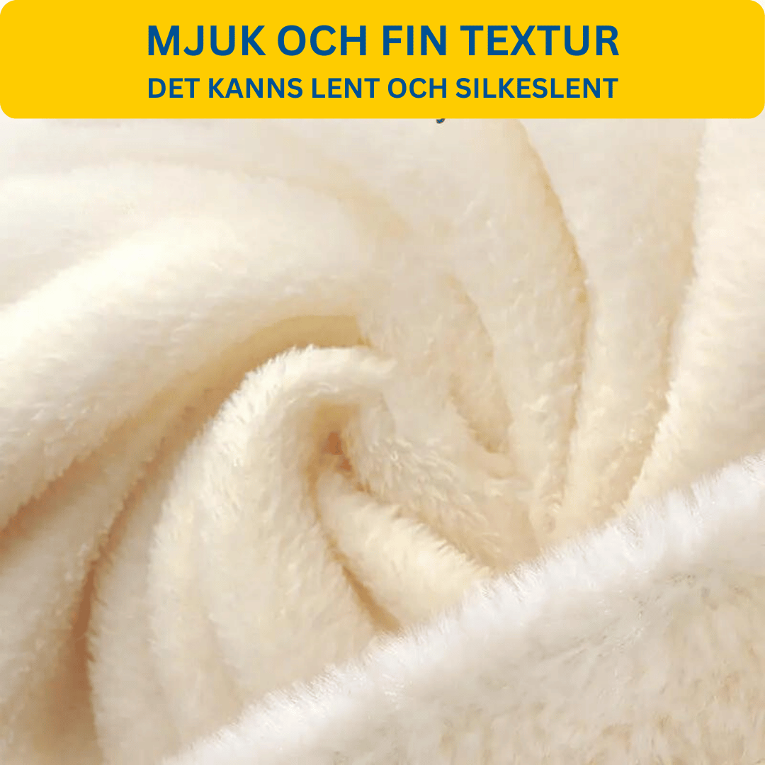 Närbild på ett mjukt och lent tyg i beige färg med en len och silkeslen textur. Texten "MJUK OCH FIN TEXTUR DET KÄNNS LENT OCH SILKESLENT" finns i bilden.