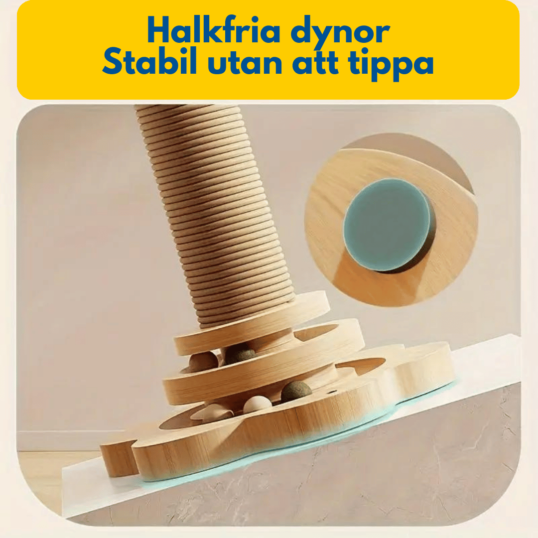 Närbild på basen av ett klösträd i trä. Trädet har halkskyddande dynor för att öka stabiliteten och förhindra att det tippar. Texten "Halkfria dynor Stabil utan att tippa" finns i bilden.