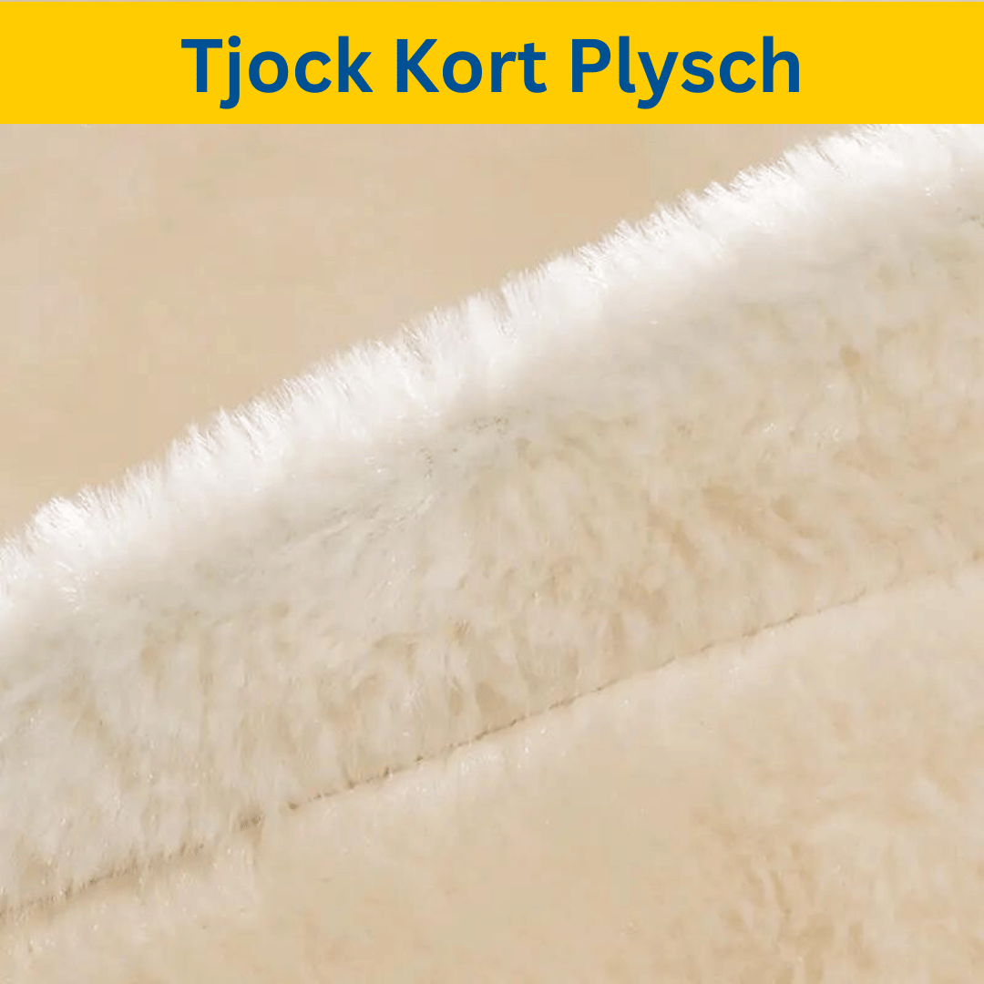 Närbild på ett tjockt och kort plyschtyg i beige färg. Texten "Tjock Kort Plysch" finns i bilden.