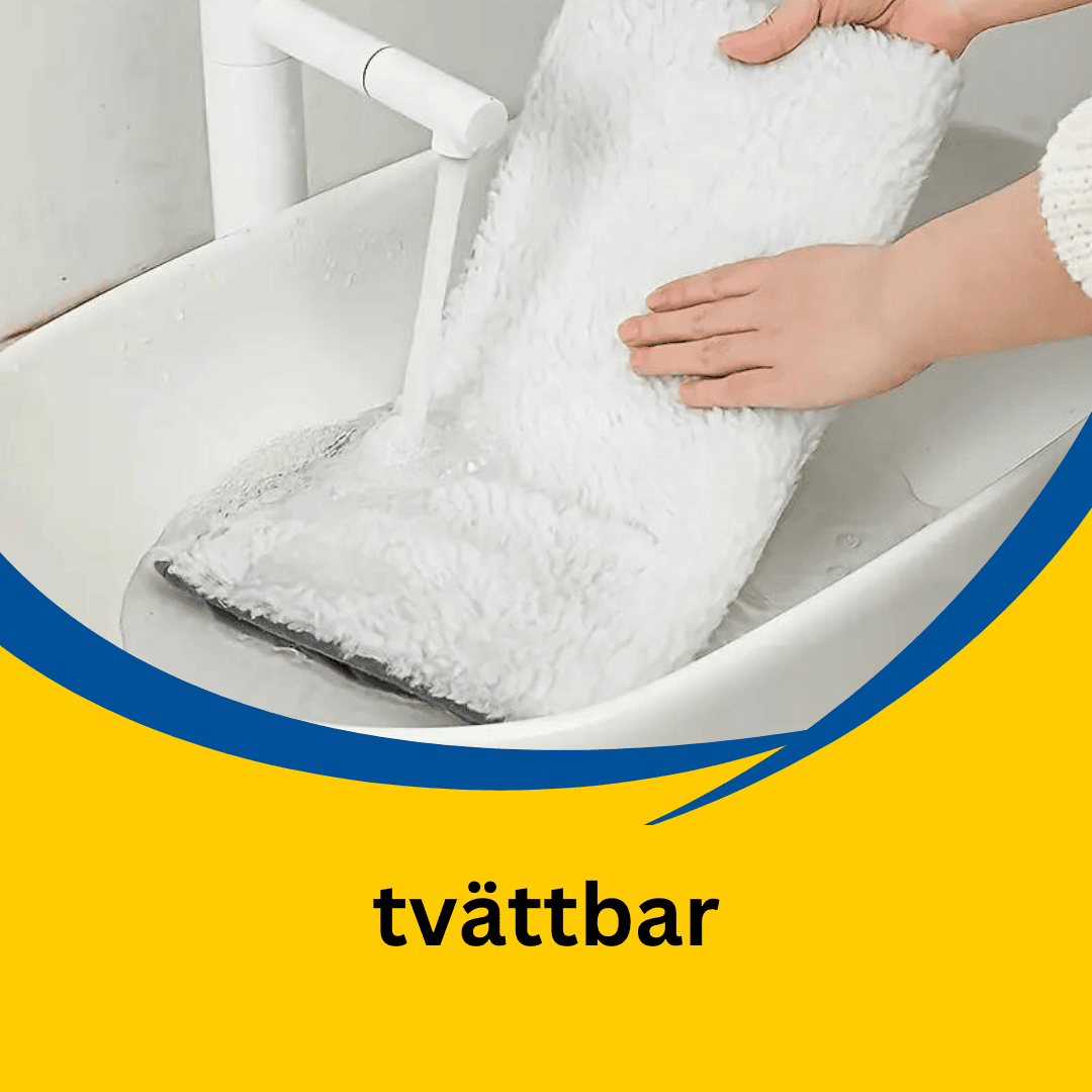 En tvättbar kattmatta i vitt med grå botten. Mattan sköljs under rinnande vatten i en diskho. Texten "tvättbar" finns i bilden.