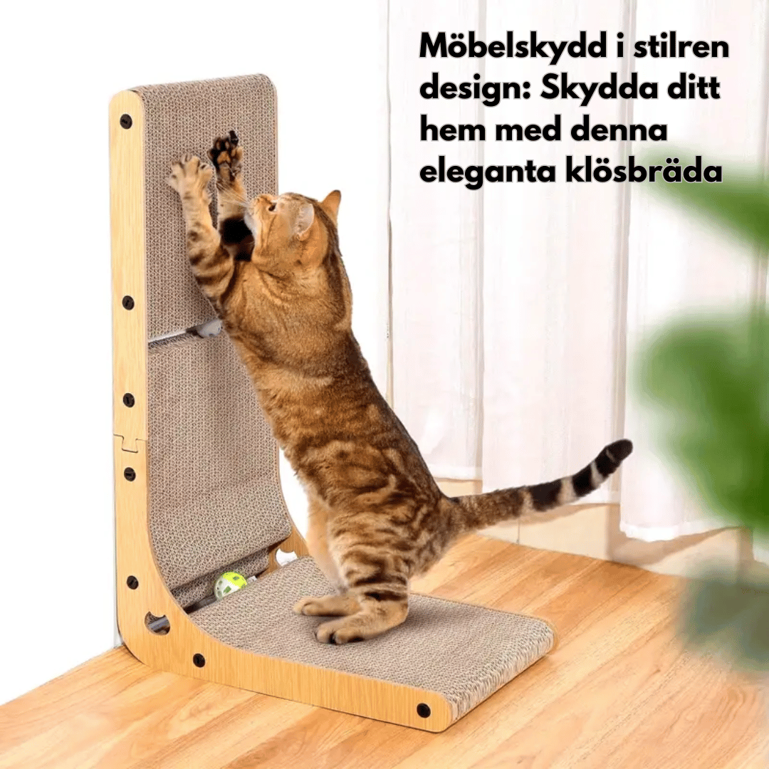 En katt klöser på en väggmonterad klösbräda i trä med en beige klösyta. Texten 