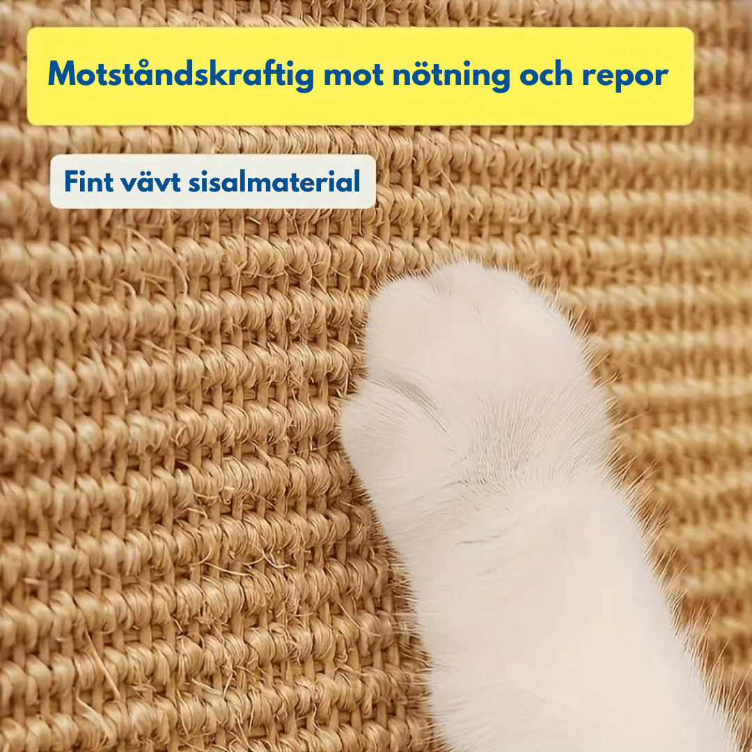 En närbild på en katts tass som klöser på en väggmonterad klösmatta i sisal. Texten 