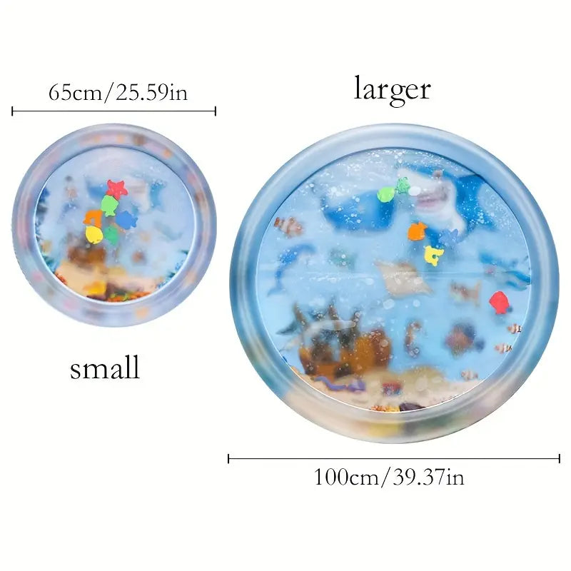 Två runda vattenbäddar för husdjur med färgglada motiv av havsdjur. Den mindre bädden är 65 cm i diameter och den större är 100 cm i diameter. Texten "larger" och "small" finns i bilden.